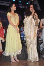 Rekha, Dia Mirza at Laxmikant Pyarelal nite in Mum on 27th April 2012 (55).JPG
